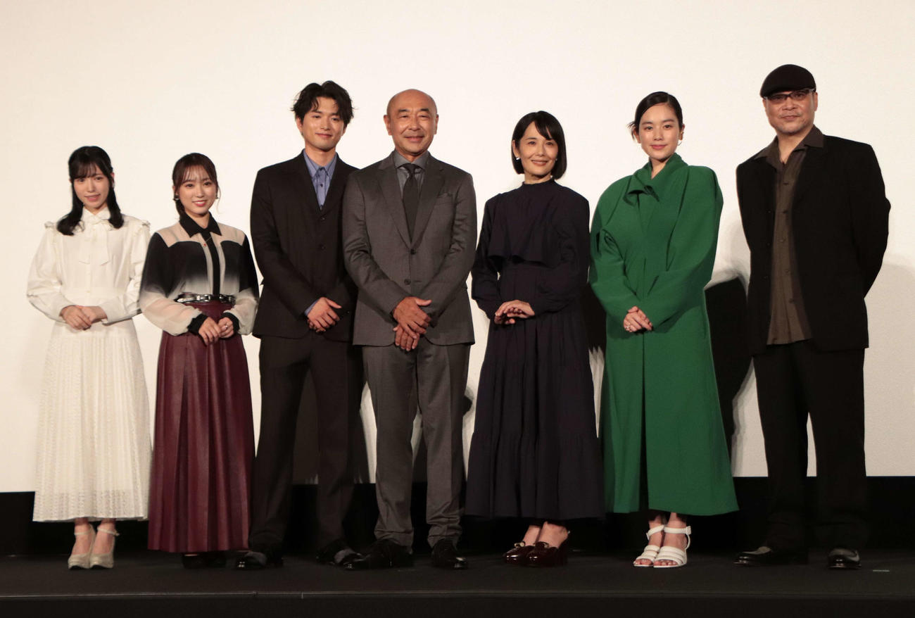 映画「向田理髪店」完成披露上映会に登壇した、左から運上弘菜、矢吹奈子、白洲迅、高橋克実、富田靖子、筧美和子、森岡利行監督（撮影・藤塚大輔）