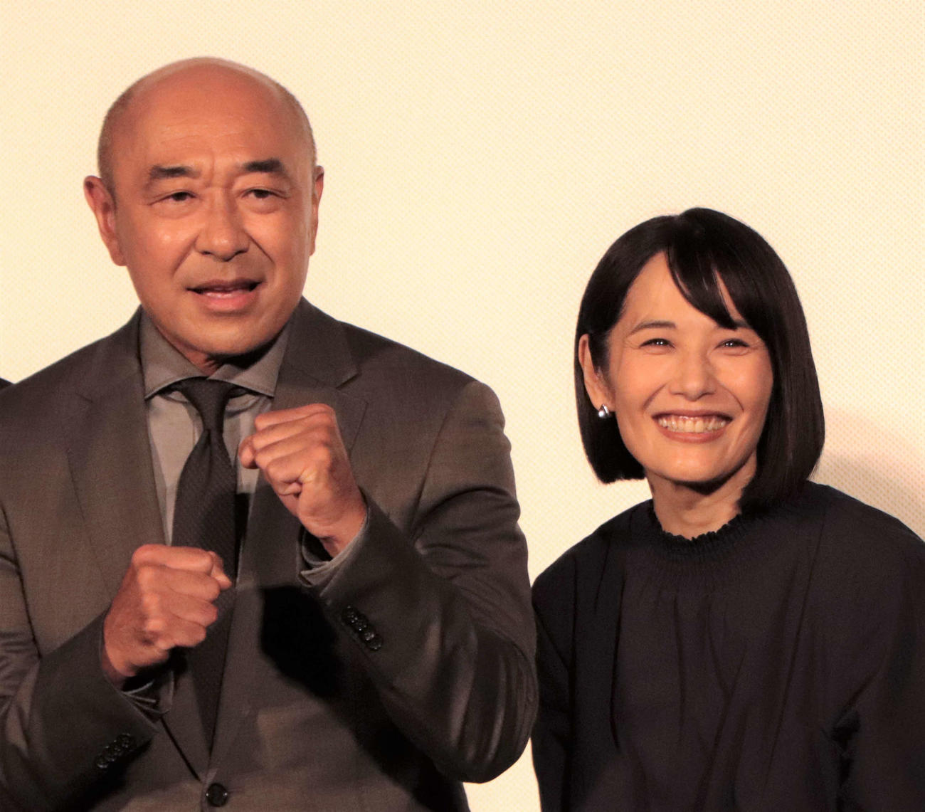 映画「向田理髪店」完成披露上映会でポーズをとる高橋克実と富田靖子（撮影・藤塚大輔）