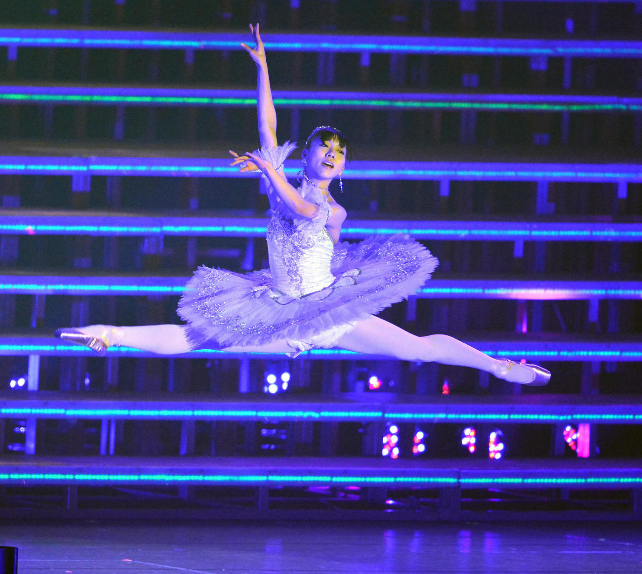 横浜アリーナ公演のオープニングでクラシックバレエを披露する須田亜香里（2013年12月撮影）