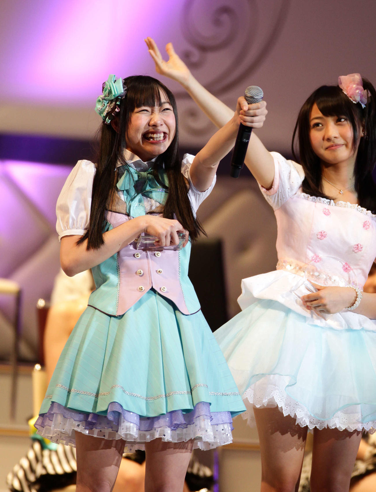 2012年6月、笑顔を見せるSKE48の須田亜香里（左）と木崎ゆりあ