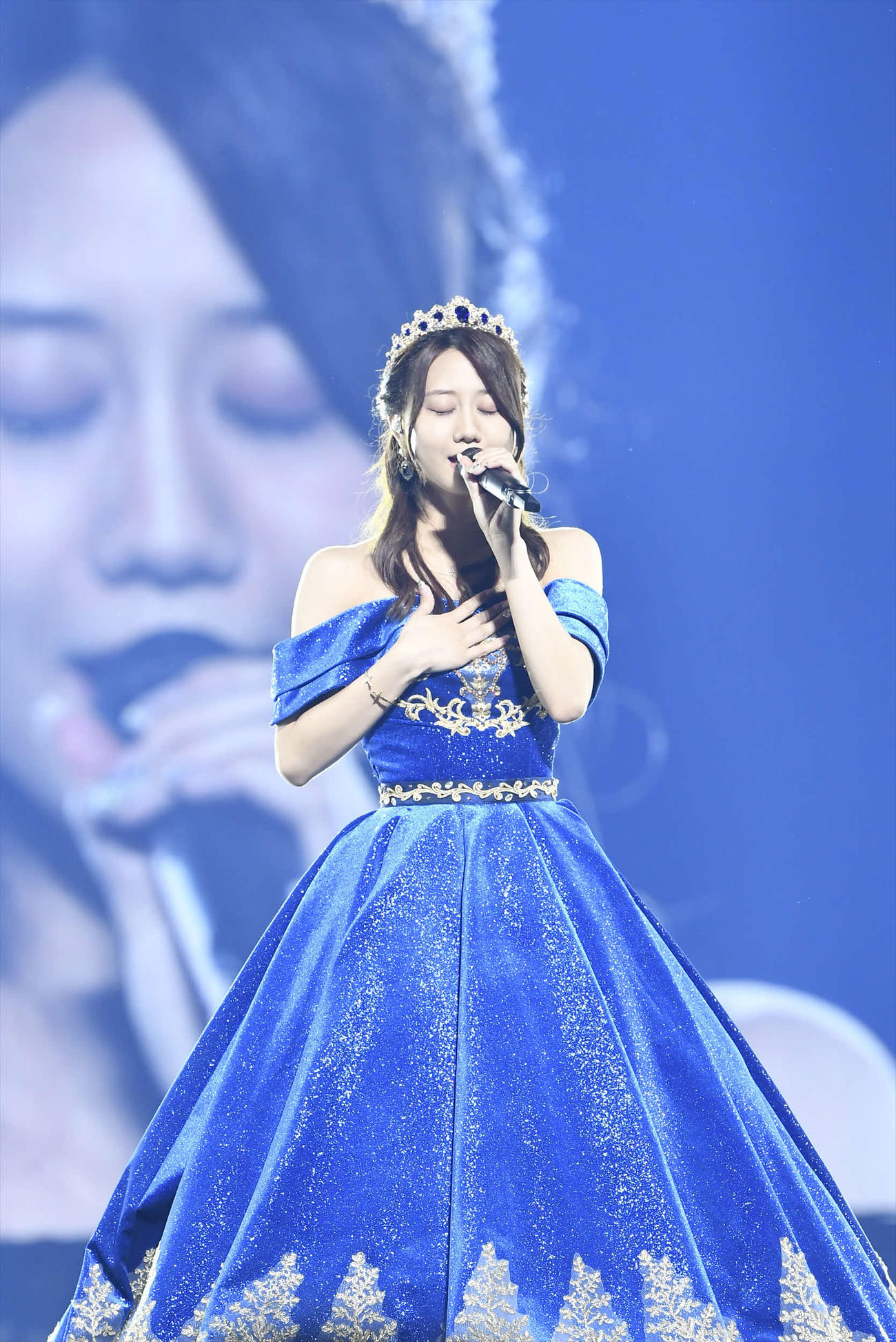 卒業コンサートで真っ青な卒業ドレスで熱唱するSKE48古畑奈和（C）2022 Zest, Inc.