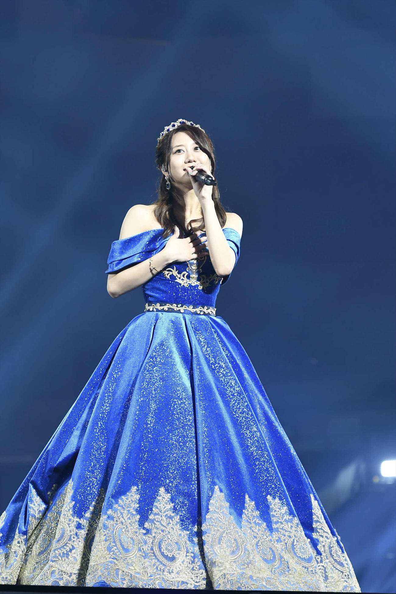 卒業コンサートで真っ青な卒業ドレスで熱唱するSKE48古畑奈和（C）2022 Zest, Inc.