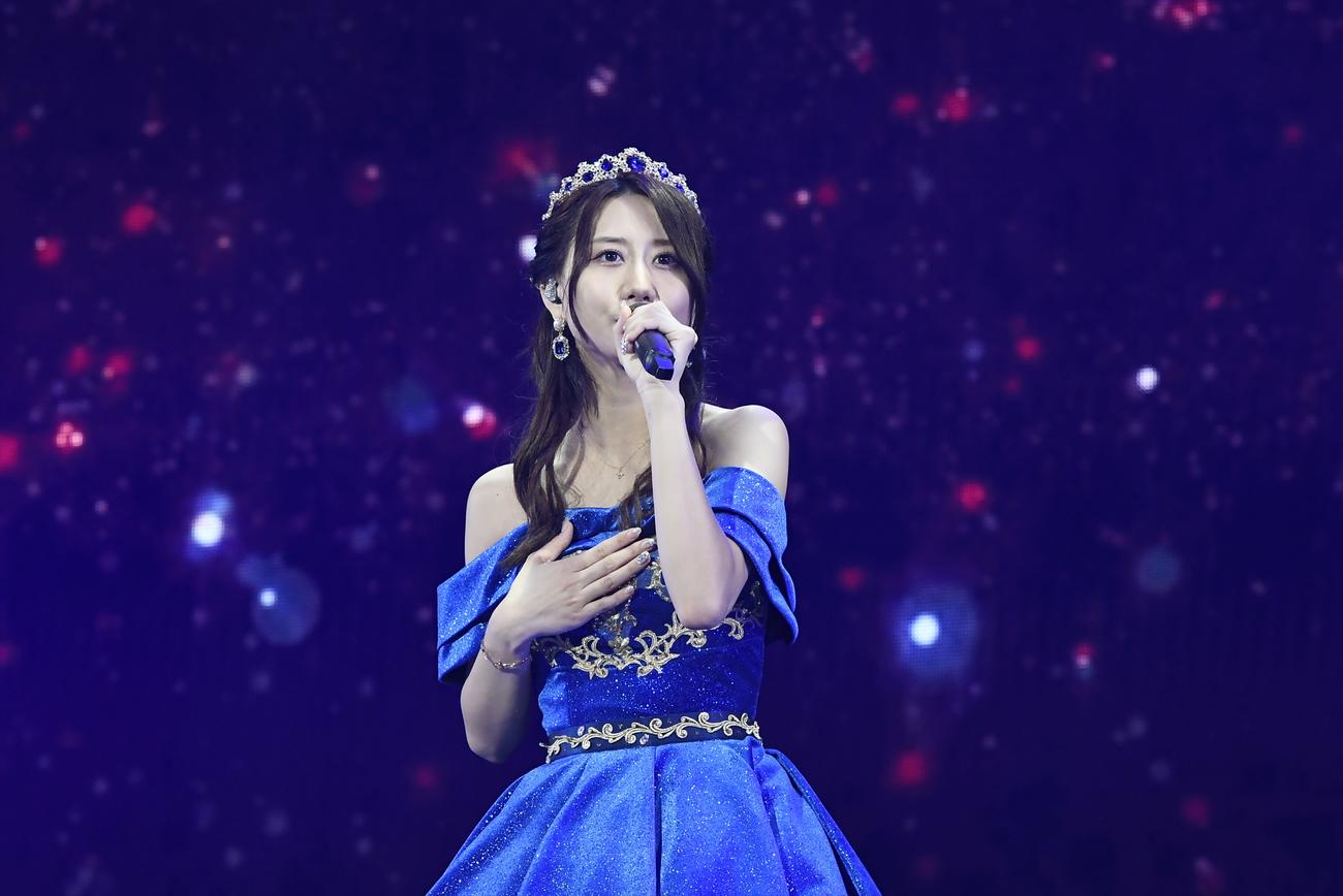 卒業コンサートで真っ青な卒業ドレスで熱唱するSKE48古畑奈和