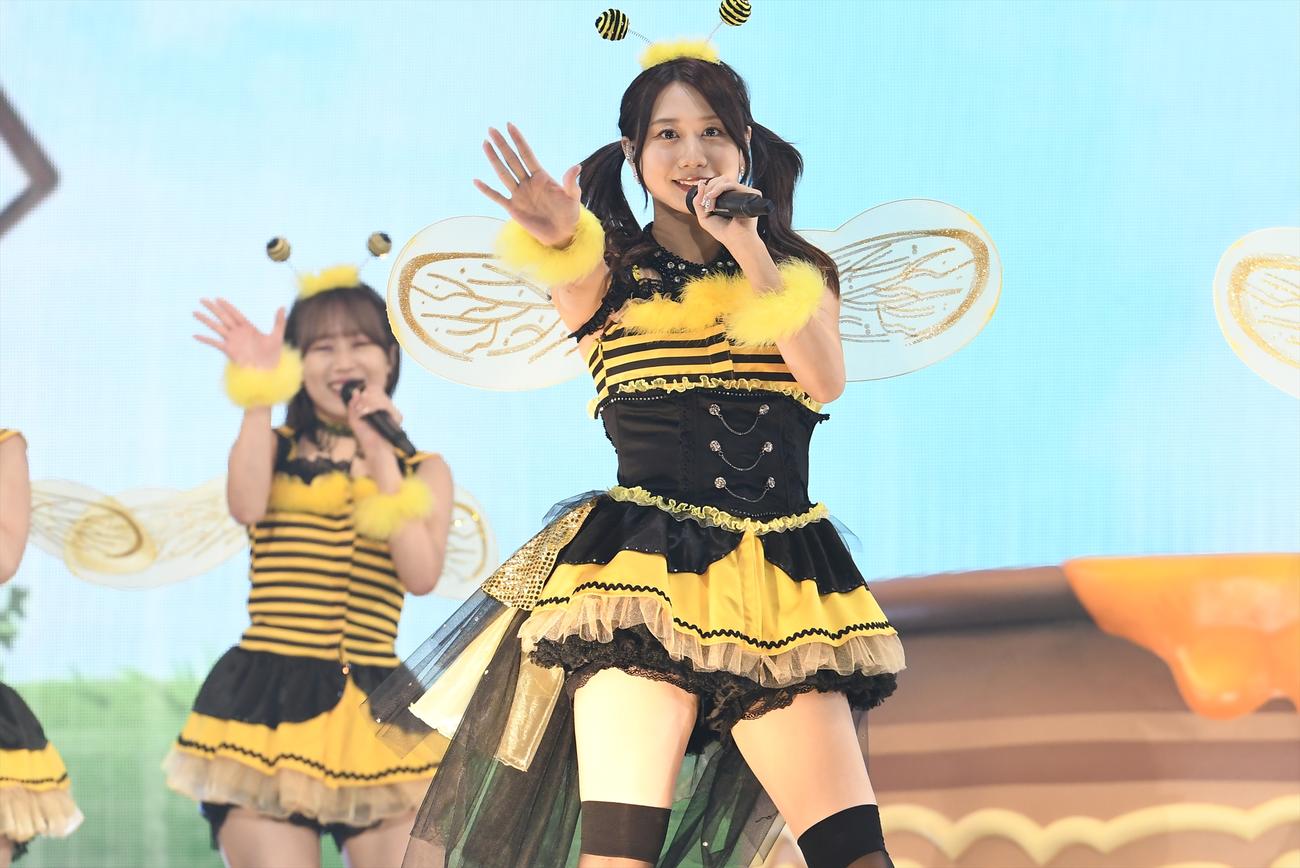 卒業コンサートのオープニングで「みつばちガール」を披露するSKE48古畑奈和（C）2022 Zest, Inc.