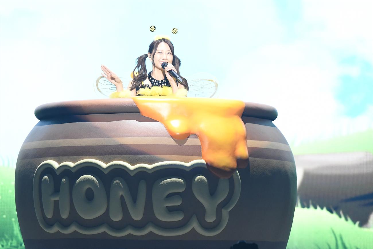 卒業コンサートのオープニングで「みつばちガール」を披露するSKE48古畑奈和（C）2022 Zest, Inc.