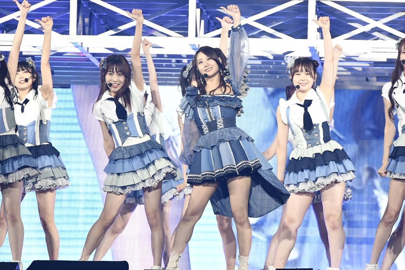 卒業コンサートでパフォーマンスするSKE48古畑奈和（中央）（C）2022 Zest, Inc.