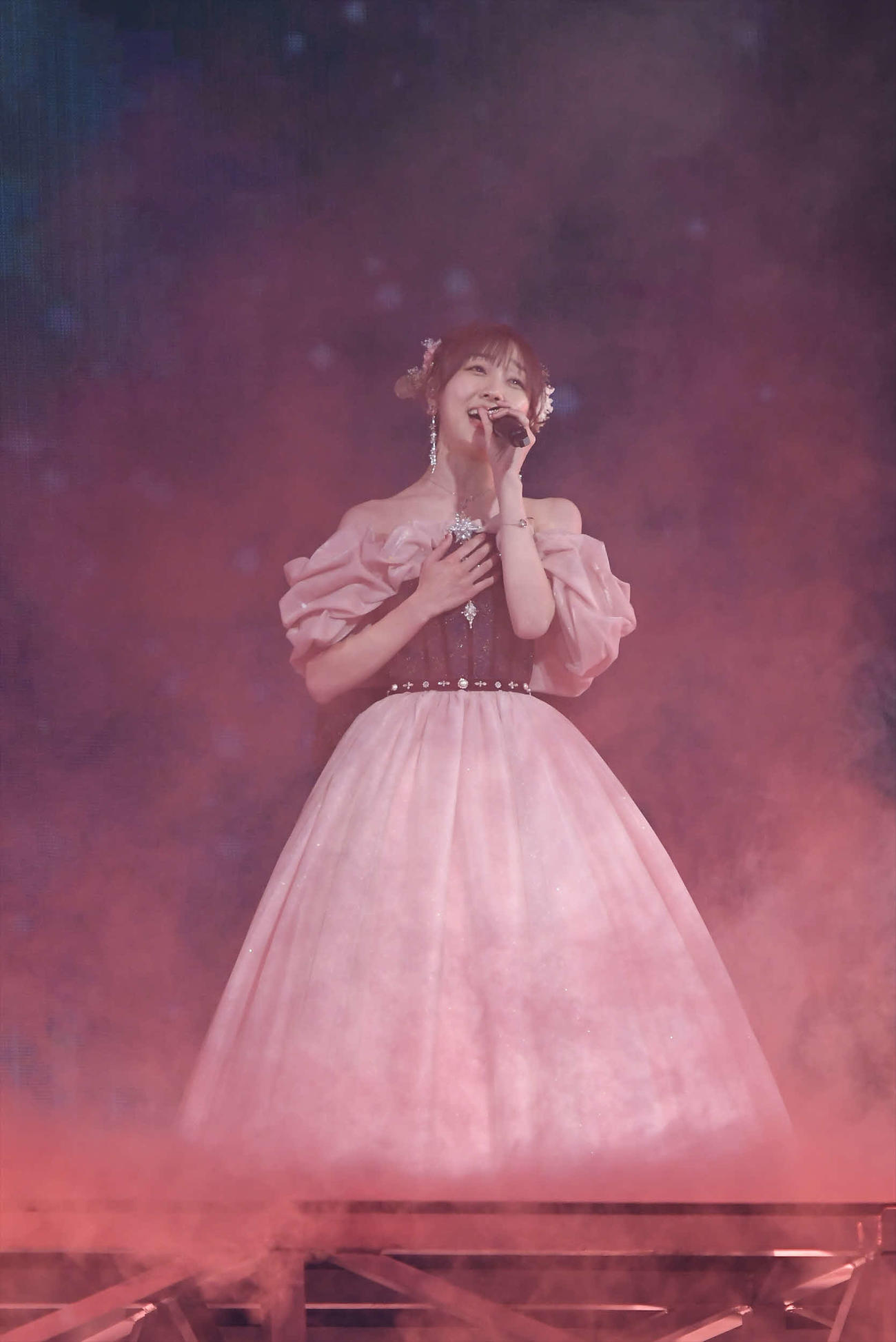 卒業コンサートでドレス姿で「私の歩き方」を歌うSKE48須田亜香里（C）2022 Zest, Inc.／AEI