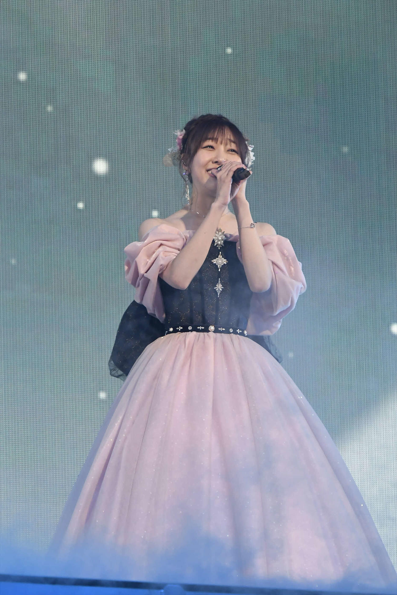 卒業コンサートでドレス姿で「私の歩き方」を歌うSKE48須田亜香里（C）2022 Zest, Inc.／AEI