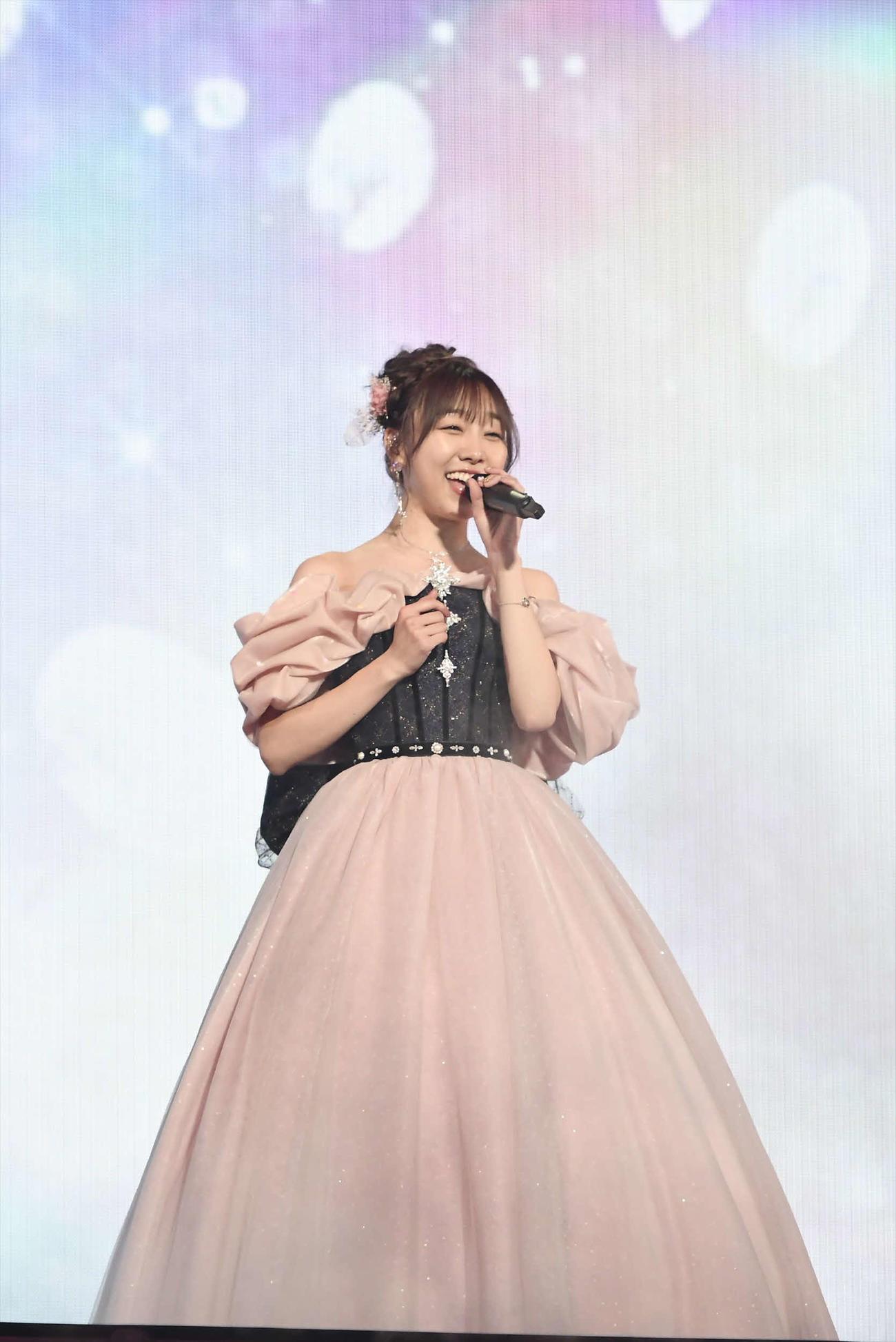 卒業コンサートでドレス姿で「私の歩き方」を歌うSKE48須田亜香里（C）2022 Zest, Inc.／AEI