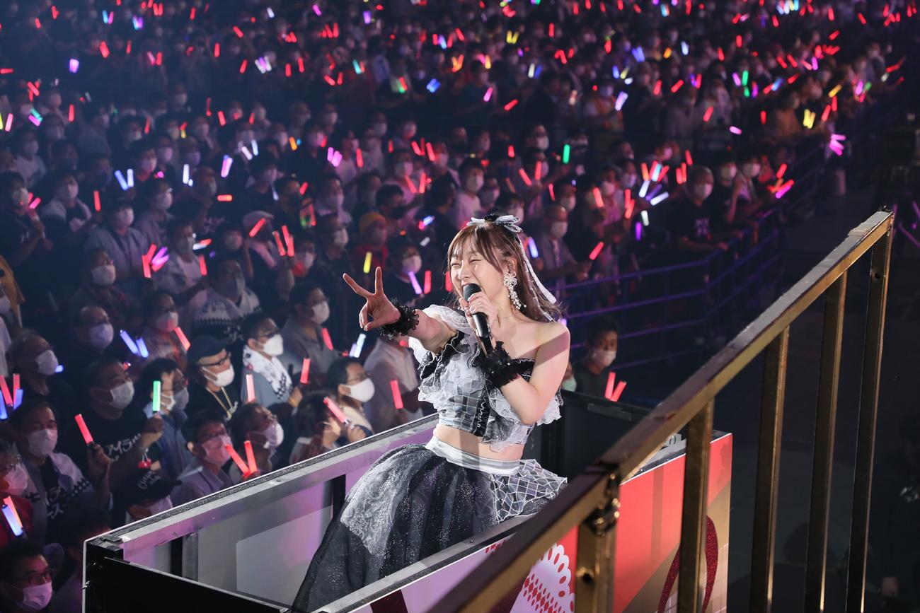 卒業コンサートでファンにピースサインで応えるSKE48須田亜香里（C）2022 Zest, Inc.／AEI