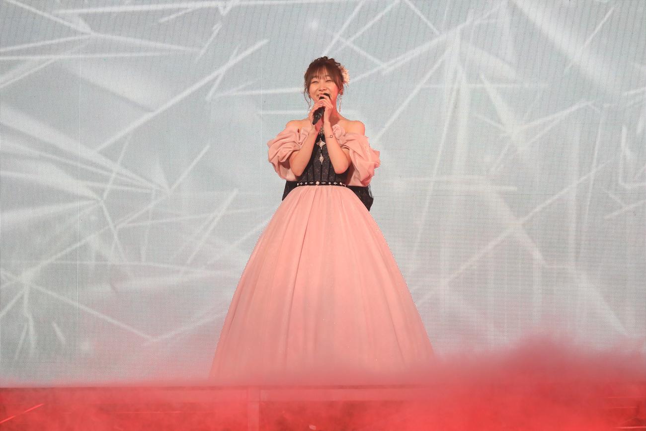 卒業コンサートでドレス姿で「私の歩き方」を歌うSKE48須田亜香里（C）2022 Zest, Inc.／AEI