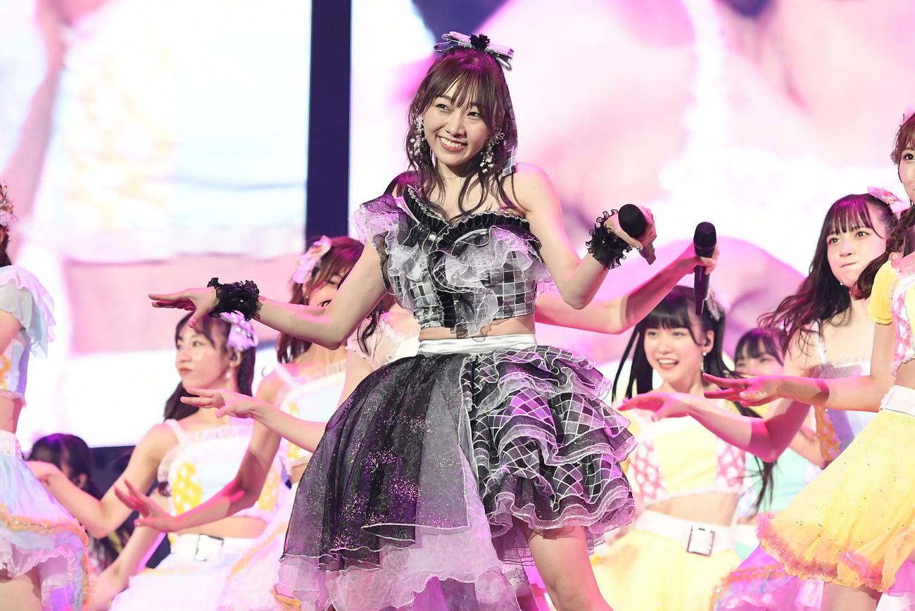 卒業コンサートで笑顔でパフォーマンスするSKE48須田亜香里（C）2022 Zest, Inc.／AEI