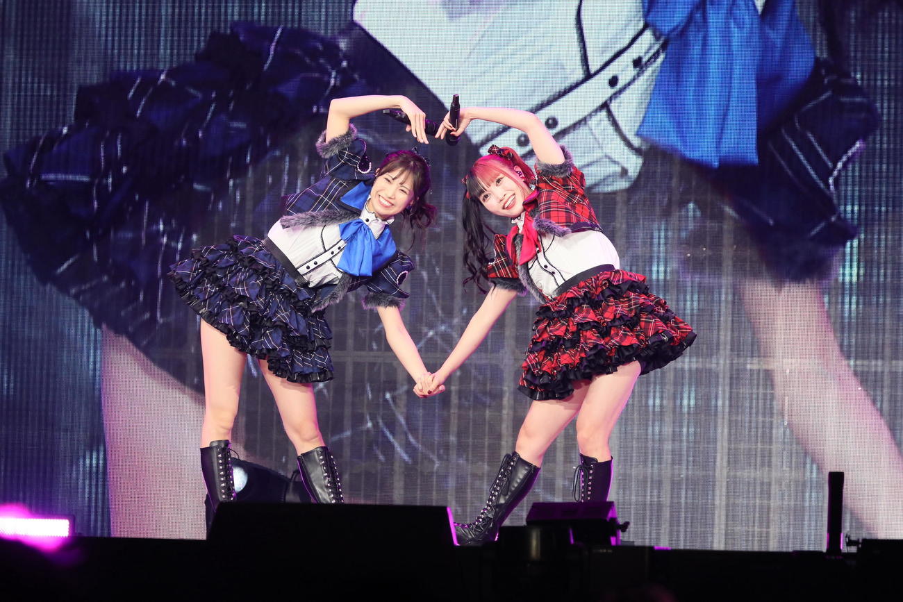 14周年記念コンサートで東京女子プロレスの伊藤麻希（右）とハートマークをつくるSKE48荒井優希（C）2022 Zest, Inc.／AEI