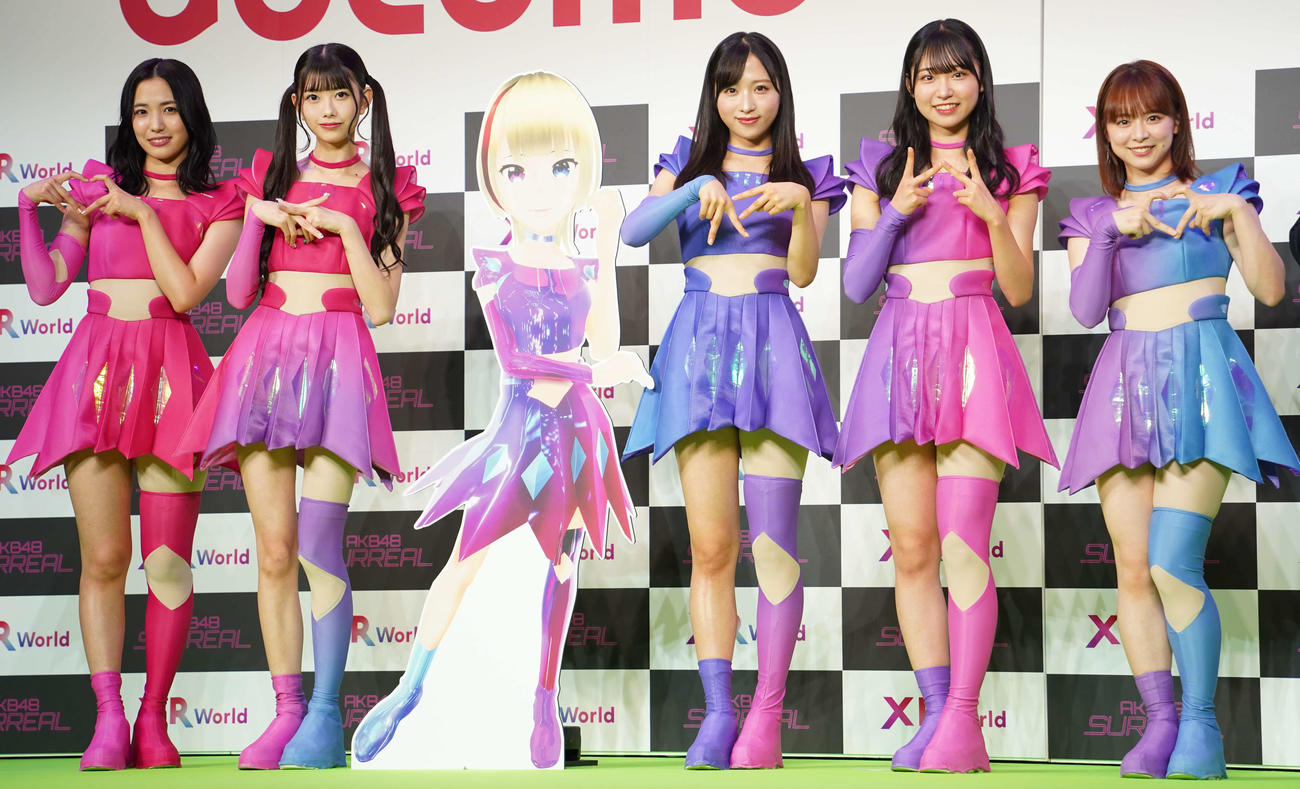 NTTドコモ「XR新会社記者発表会」に出席した、「AKB48 SURREAL」。左からMIU、ERII、SURRY、YUI YUI、ZUCKY、NARU（撮影・佐藤勝亮）