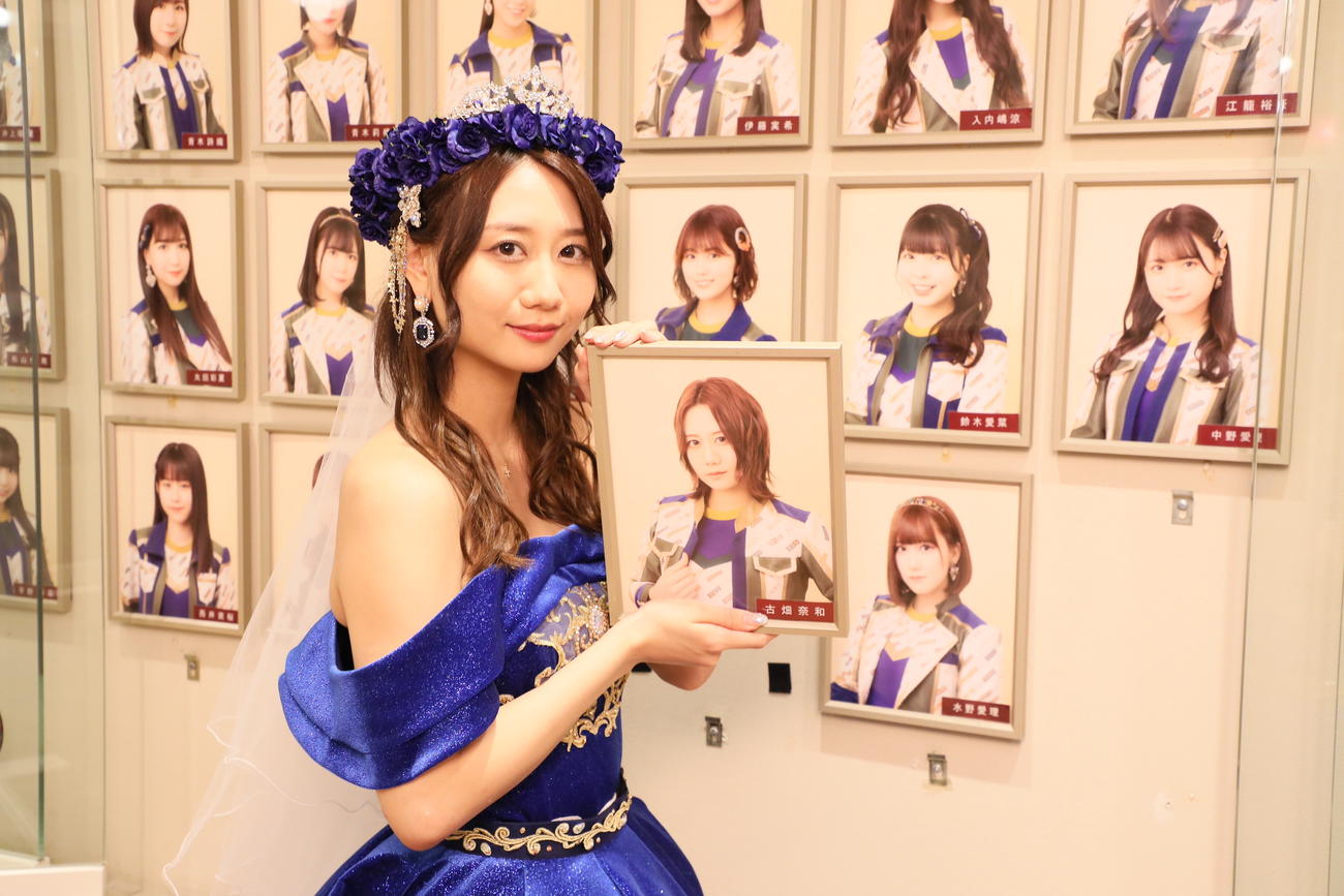 卒業公演を行い劇場の壁掛け写真を外すSKE48古畑奈和（C）2022 Zest, Inc.