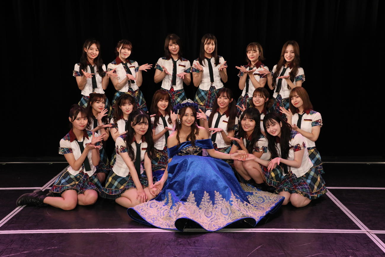 チームKIIメンバーと卒業公演を行ったSKE48古畑奈和（前列中央）（C）2022 Zest, Inc.