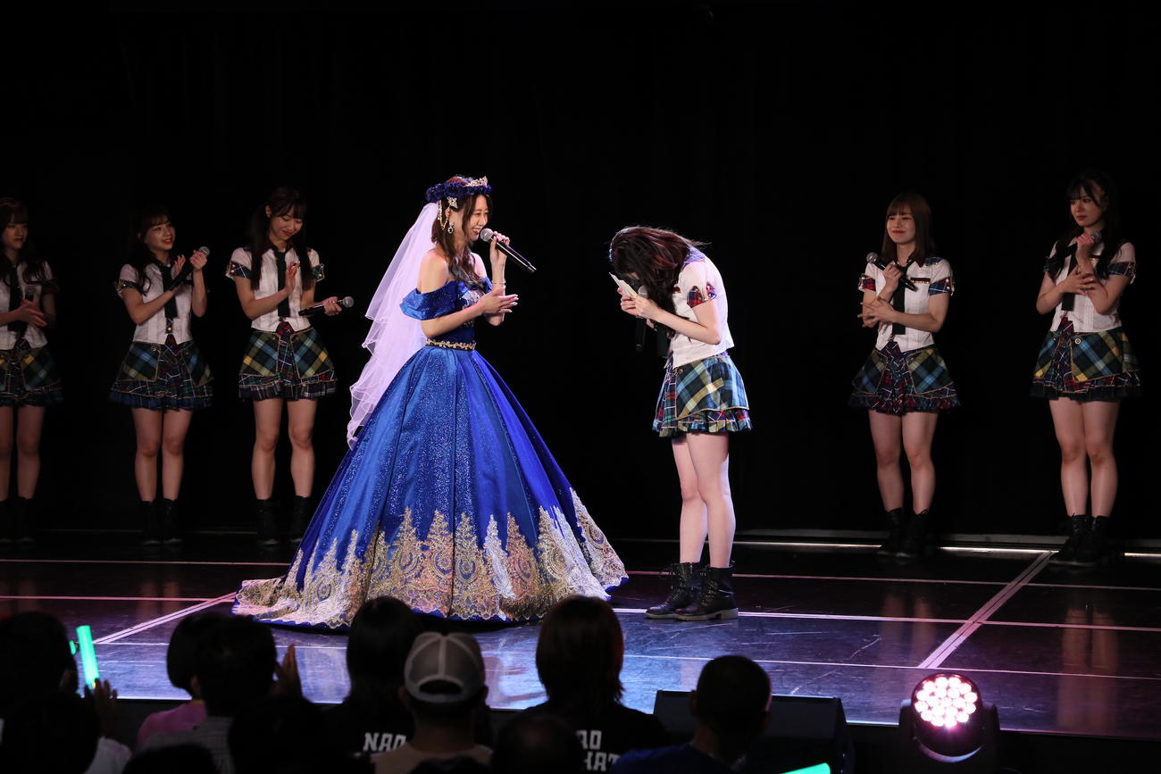 卒業公演で笑顔を見せるSKE48古畑奈和（左）（C）2022 Zest, Inc.