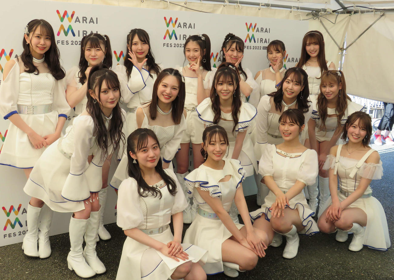 NMB48（最前列左から）川上千尋、上西怜、渋谷凪咲、小嶋花梨らメンバー（2022年4月撮影）