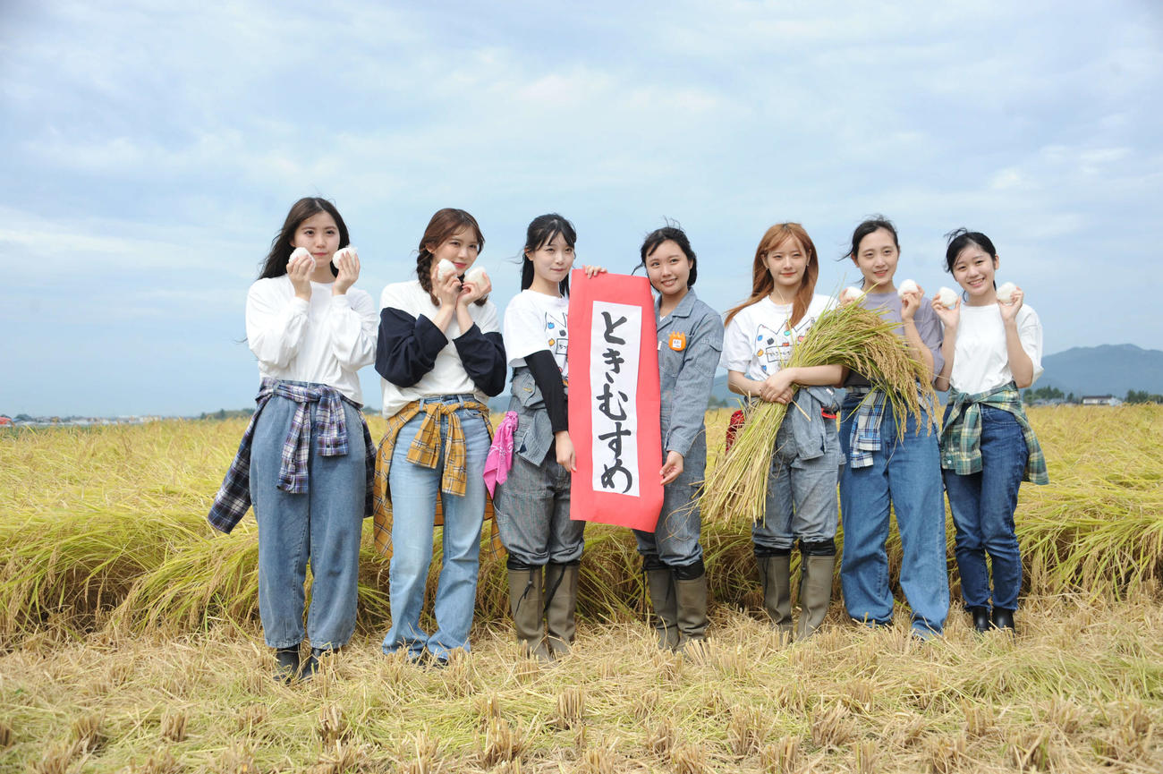 稲刈りと新米「ときむすめ」の名称を発表したNGT48のメンバー。左から小熊倫実、奈良未遥、小越春花、古舘葵、諸橋姫向、木本優菜、水津菜月