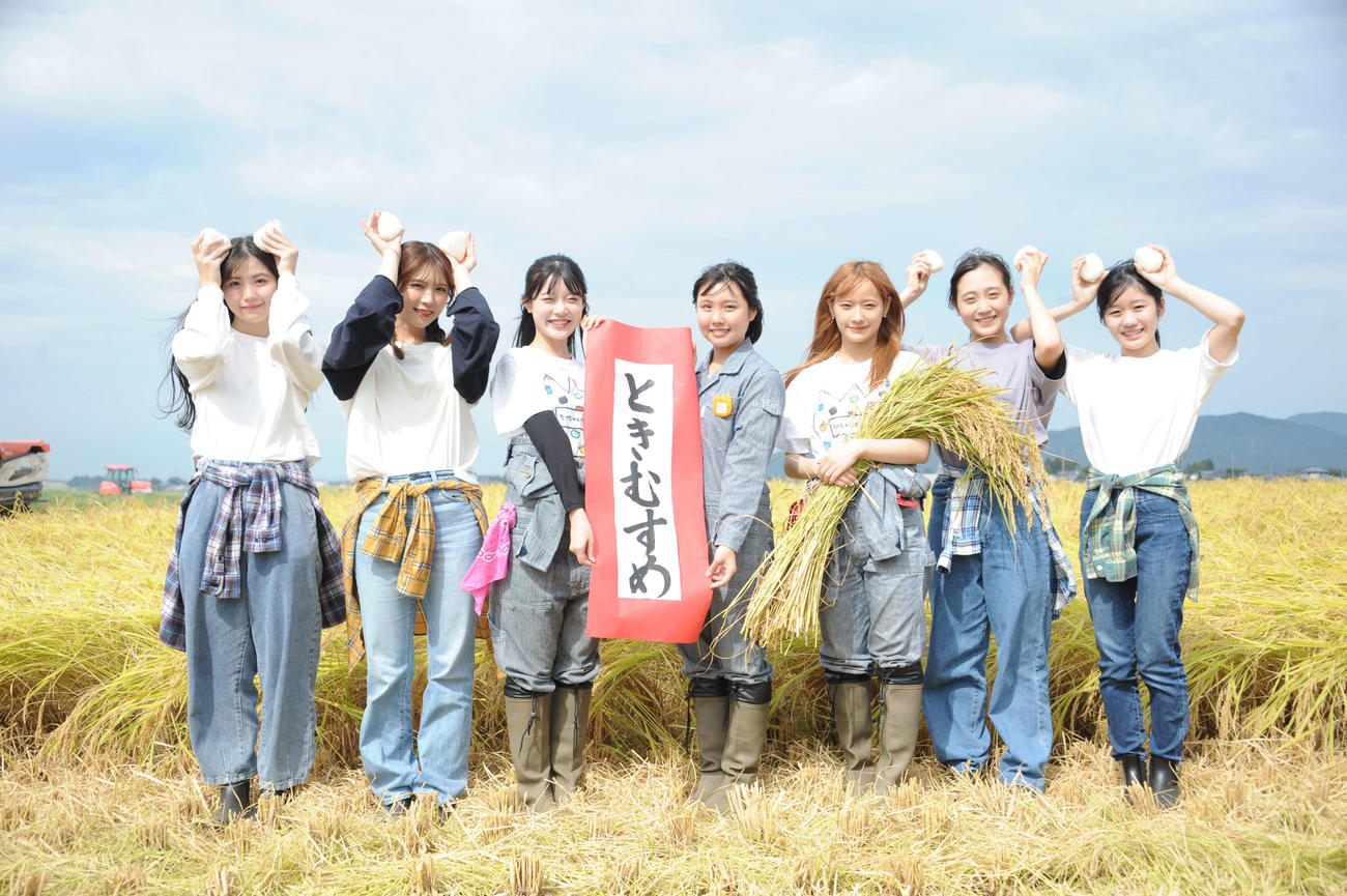 新米「ときむすめ」を発表するNGT48のメンバー。左から小熊倫実、奈良未遥、小越春花、古舘葵、諸橋姫向、木本優菜、水津菜月