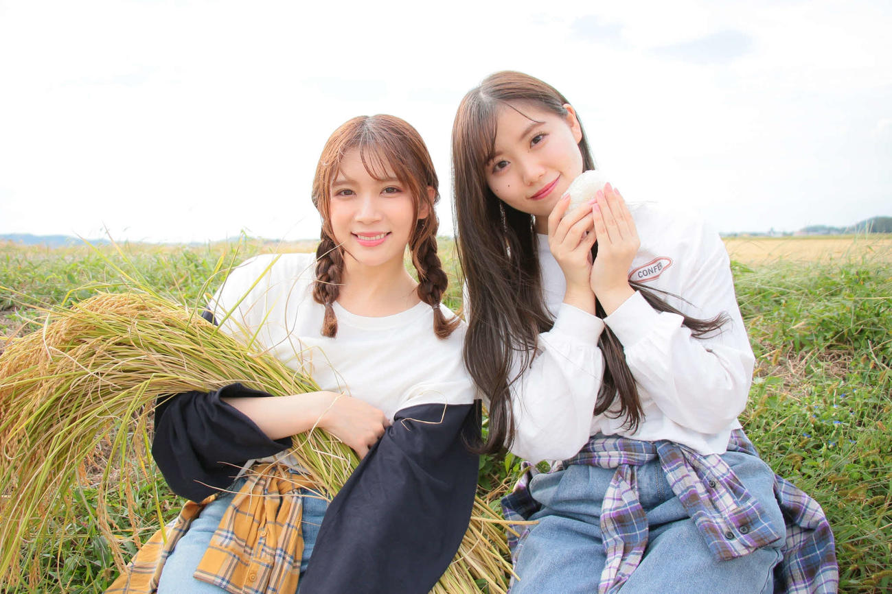 「農業プロジェクト2022」で稲刈りを行ったNGT48奈良未遥（左）と小熊倫実（C）Flora