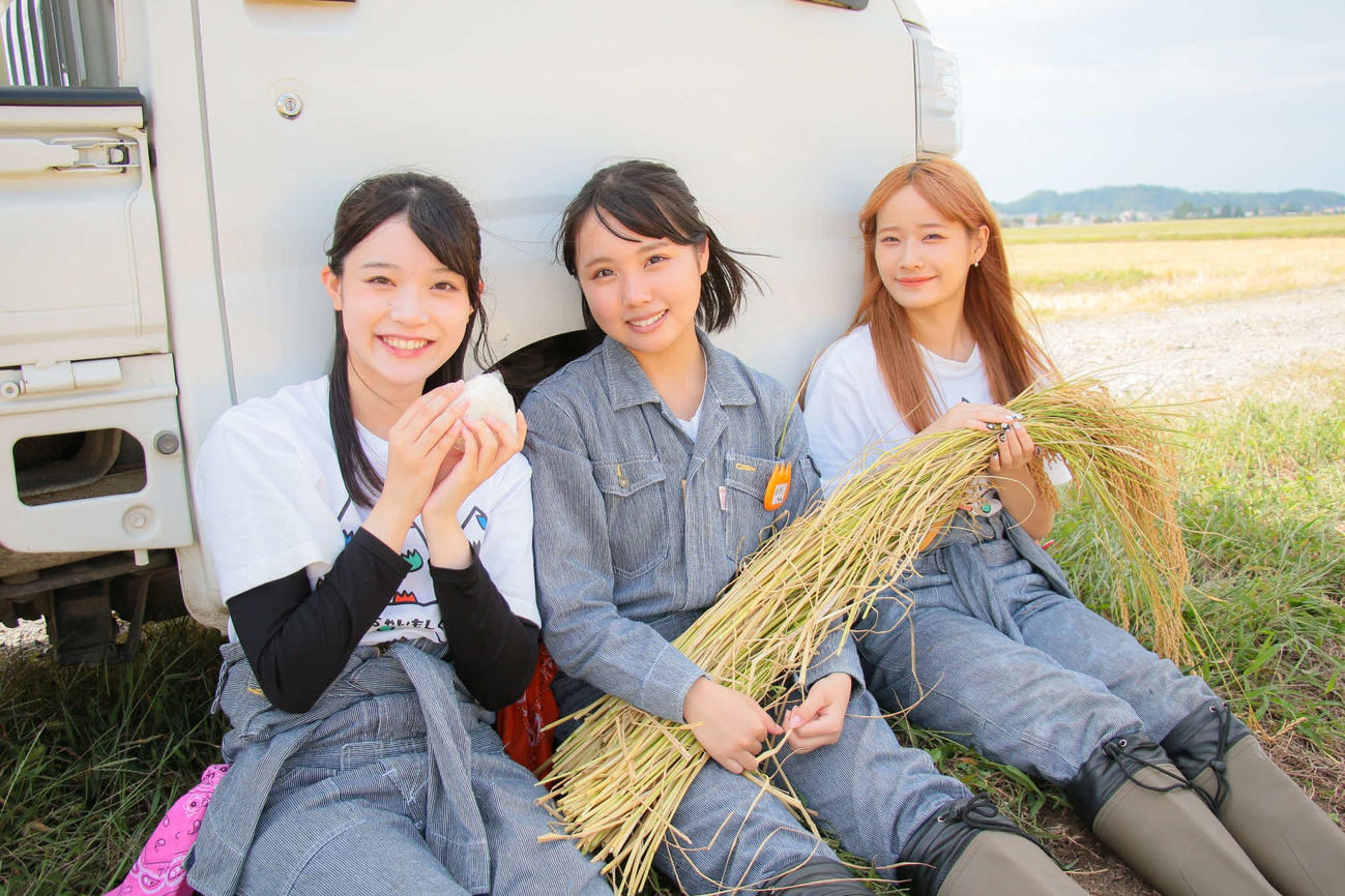 「農業プロジェクト2022」で稲刈りを行ったNGT48、左から小越春花、古舘葵、諸橋姫向（C）Flora