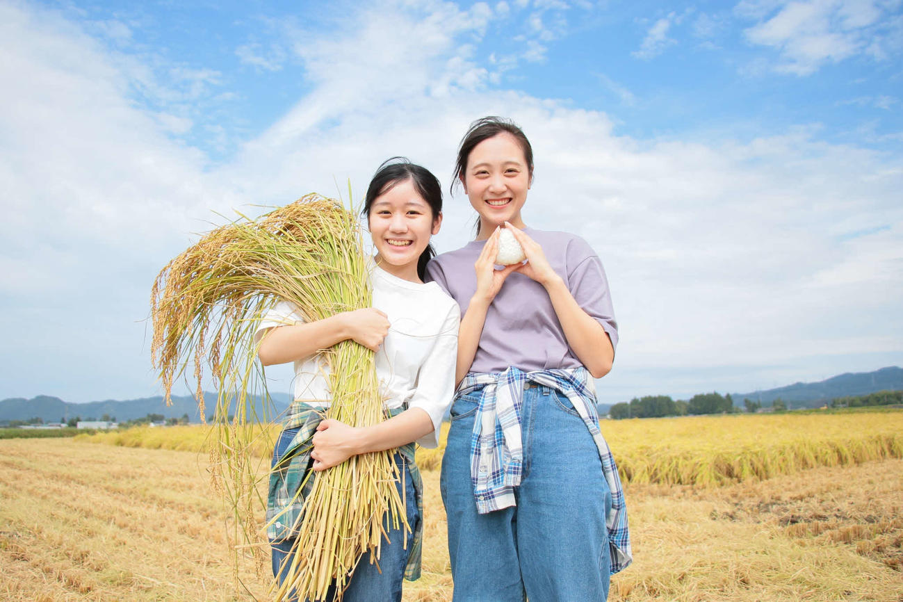 「農業プロジェクト2022」で稲刈りを行ったNGT48水津菜月（左）と木本優菜（C）Flora