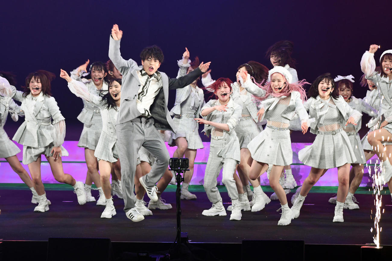 「リベンジ！新チームお披露目コンサート」でDA PUMPのKENZO（中央左）と「根も葉もRumor」をパフォーマンスするAKB48（撮影・大友陽平）