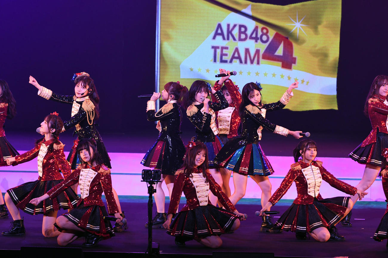 AKB48「リベンジ！新チームお披露目コンサート」でパフォーマンスする倉野尾チーム4（撮影・大友陽平）