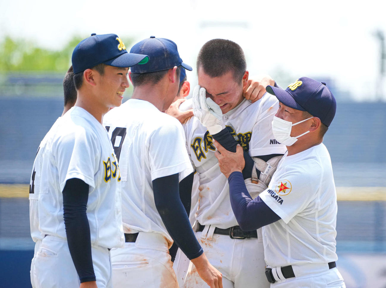 今夏新潟大会決勝、日本文理・玉木（右から2人目）と鈴木監督（右）の様子を撮影した嶋田氏の1枚