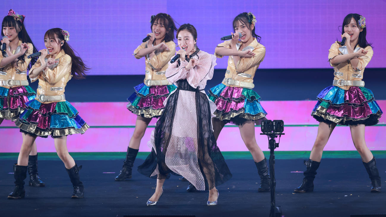 「リベンジ！カップリングリクエストアワーベスト30」の「抱きしめちゃいけない」でゲスト出演した梅田彩佳（中央）（撮影・中島郁夫）