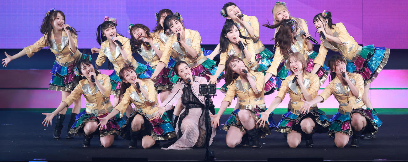 「抱きしめちゃいけない」でゲスト出演した梅田彩佳（前列左から3人目）（撮影・中島郁夫）