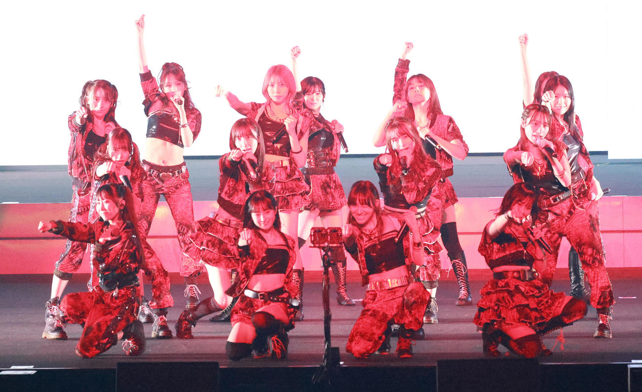 「リベンジ！カップリングリクエストアワーベスト30」を開催したAKB48（撮影・中島郁夫）