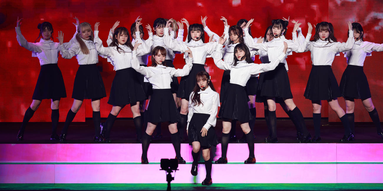 「リベンジ！カップリングリクエストアワーベスト30」を開催したAKB48（撮影・中島郁夫）