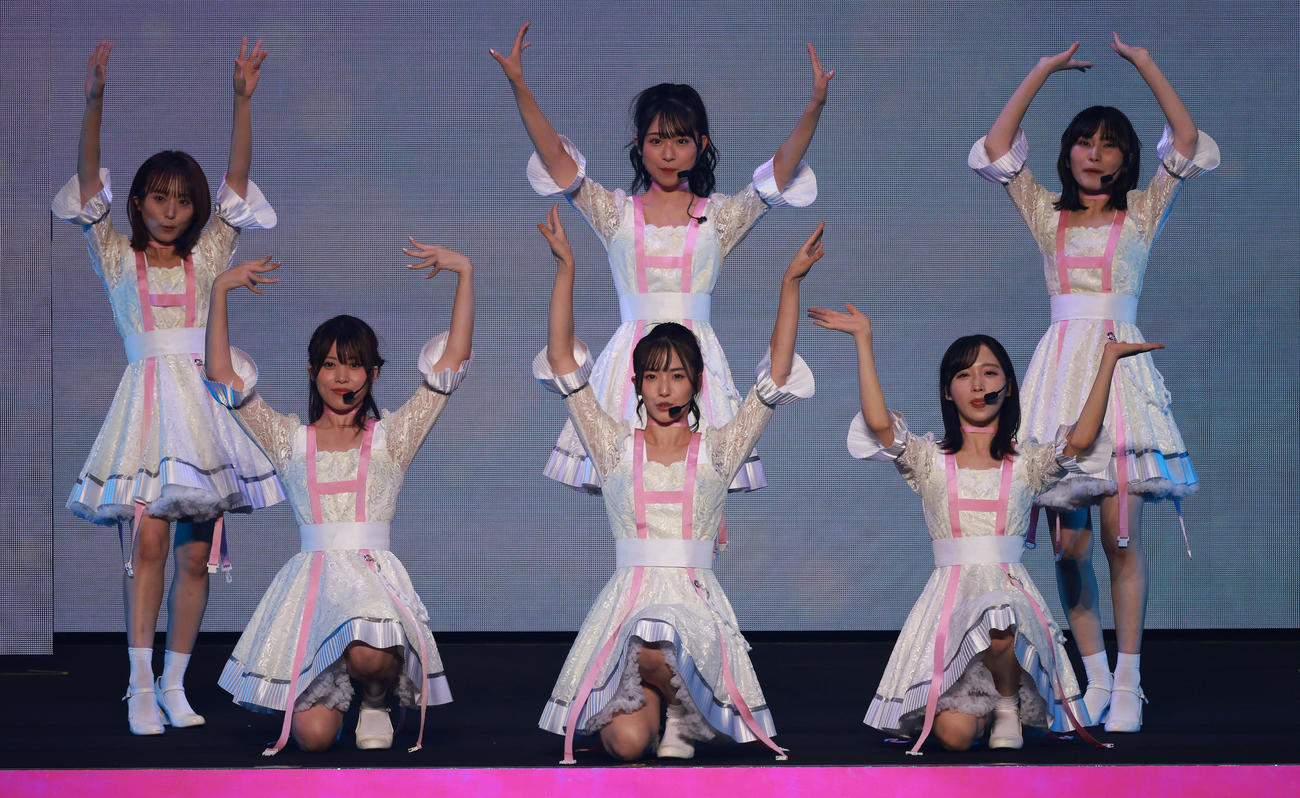「リベンジ！カップリングリクエストアワーベスト30」を開催したAKB48（撮影・中島郁夫）