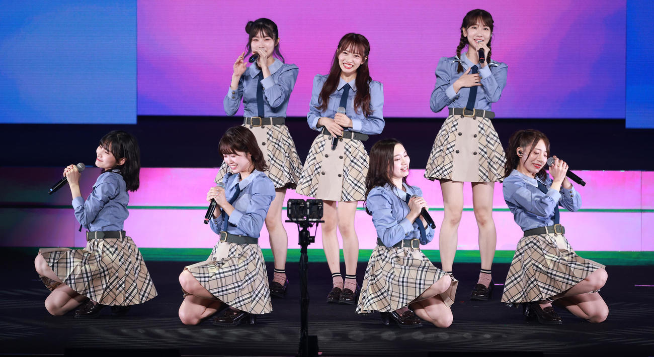 「リベンジ！カップリングリクエストアワーベスト30」を開催したAKB48（撮影・中島郁夫）