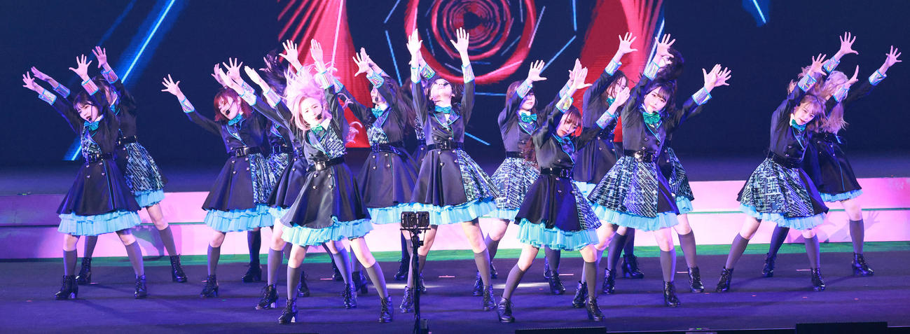 「リベンジ！カップリングリクエストアワーベスト30」を開催したAKB48（撮影・中島郁夫）