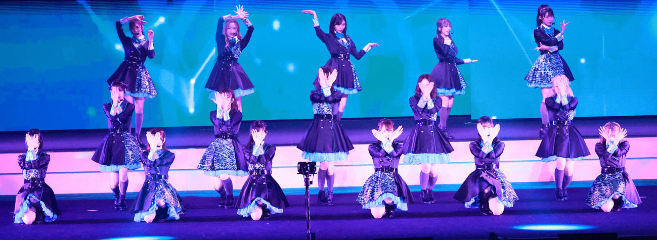 「リベンジ！カップリングリクエストアワーベスト30」を開催したAKB48（撮影・中島郁夫）