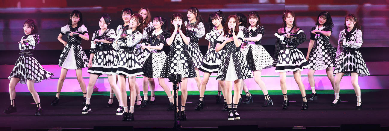 「リベンジ！カップリングリクエストアワーベスト30」を開催したAKB48（撮影・中島郁夫）