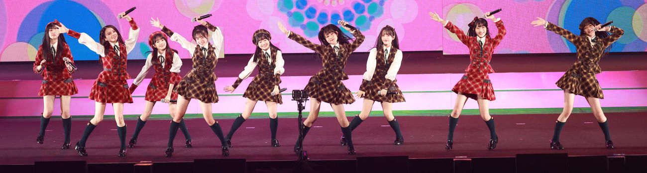 「リベンジ！カップリングリクエストアワーベスト30」を開催したAKB48（撮影・中島郁夫）