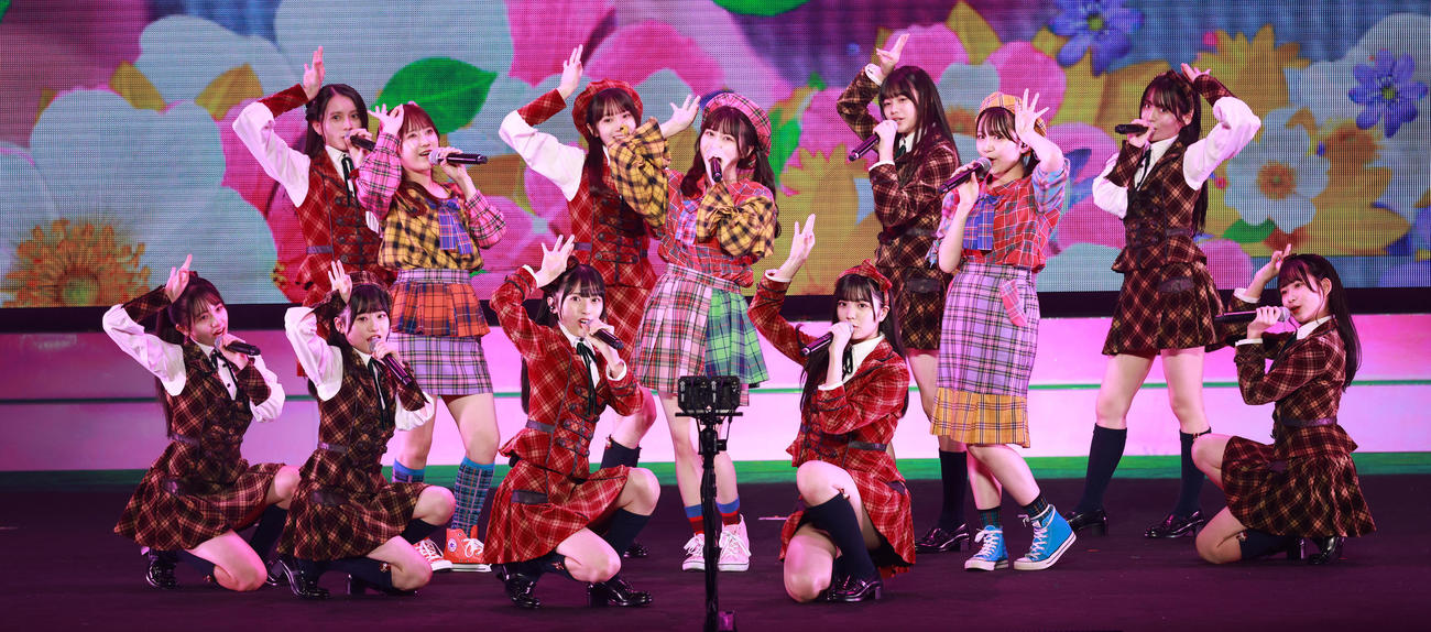 「リベンジ！カップリングリクエストアワーベスト30」を開催したAKB48（撮影・中島郁夫）