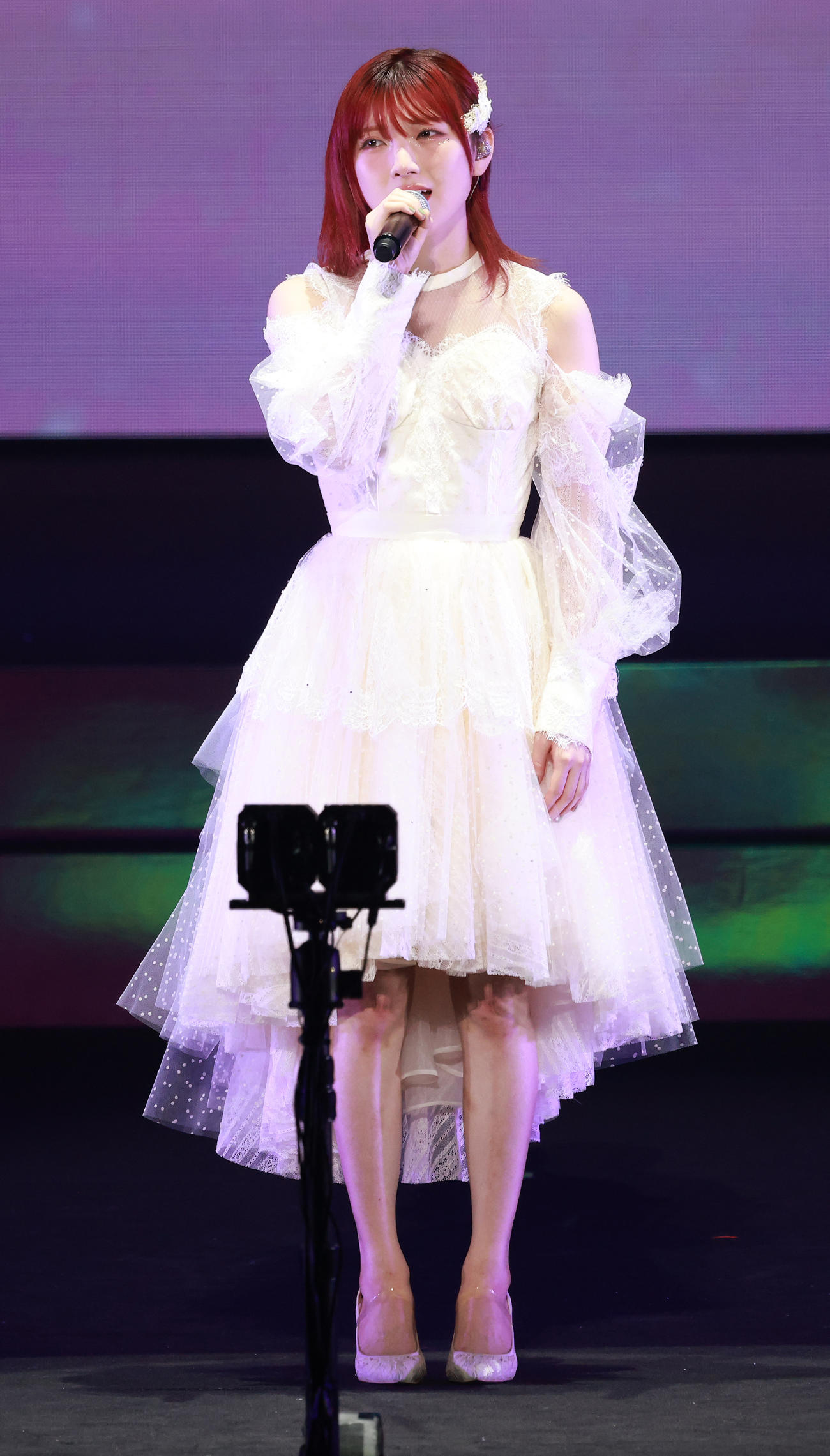 「リベンジ！カップリングリクエストアワーベスト30」で「桜と花びら」を歌う岡田奈々（撮影・中島郁夫）