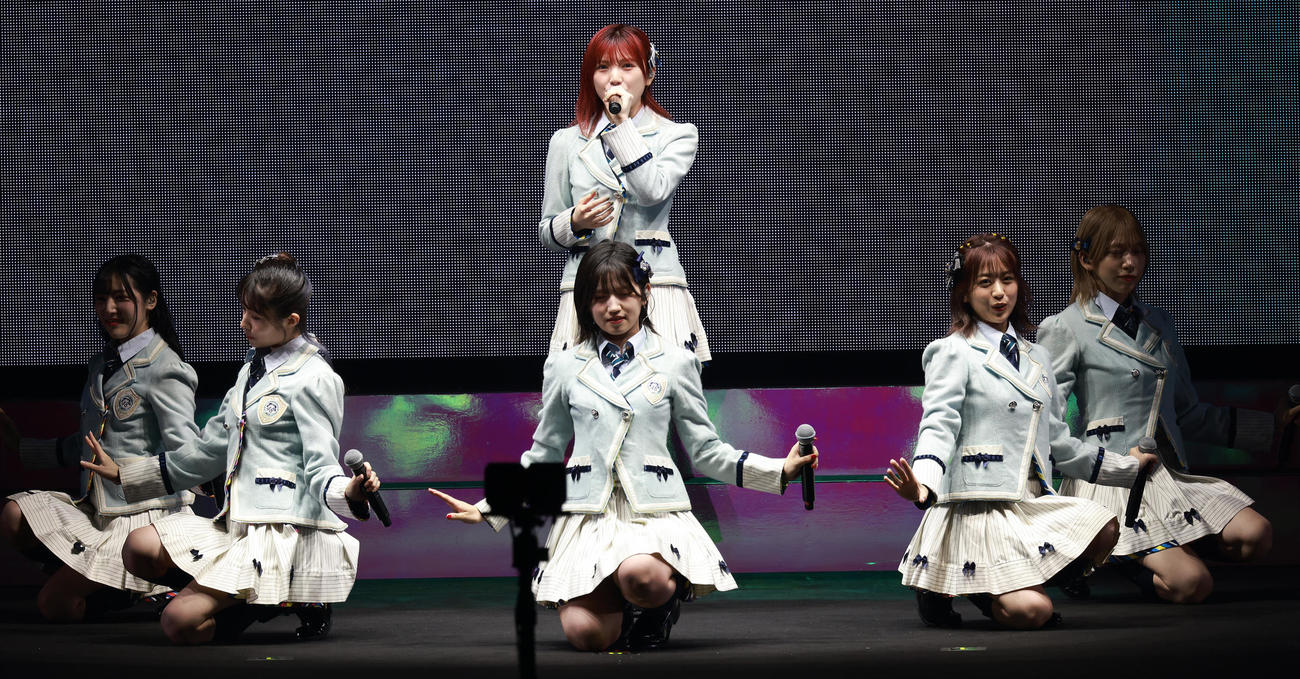 「リベンジ！カップリングリクエストアワーベスト30」を開催したAKB48（撮影・中島郁夫）