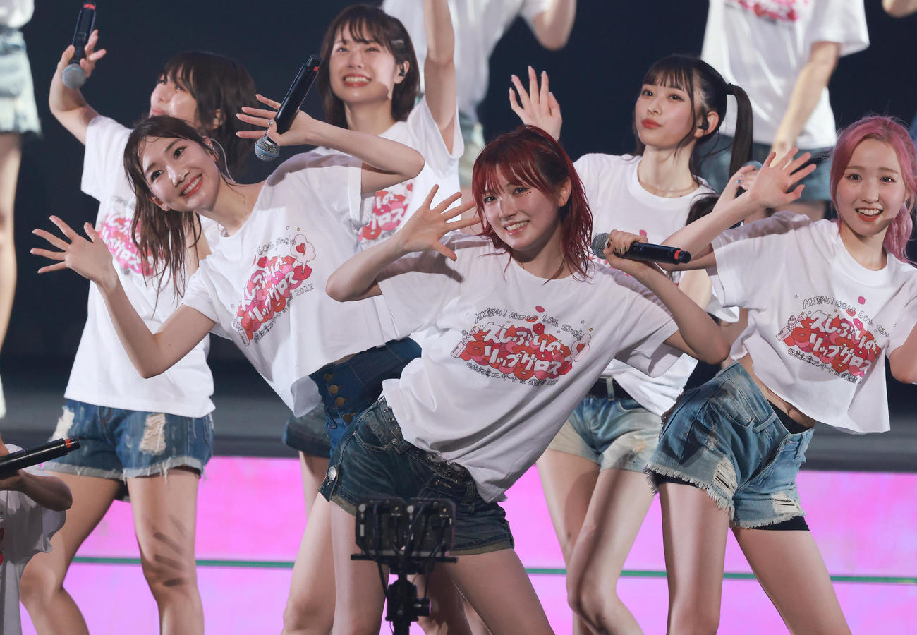 柏木由紀プロデュースコンサート「僕はずっと忘れない」で「ギンガムチェック」を歌う柏木由紀（左端）、岡田奈々（中央）らAKB48（撮影・中島郁夫）