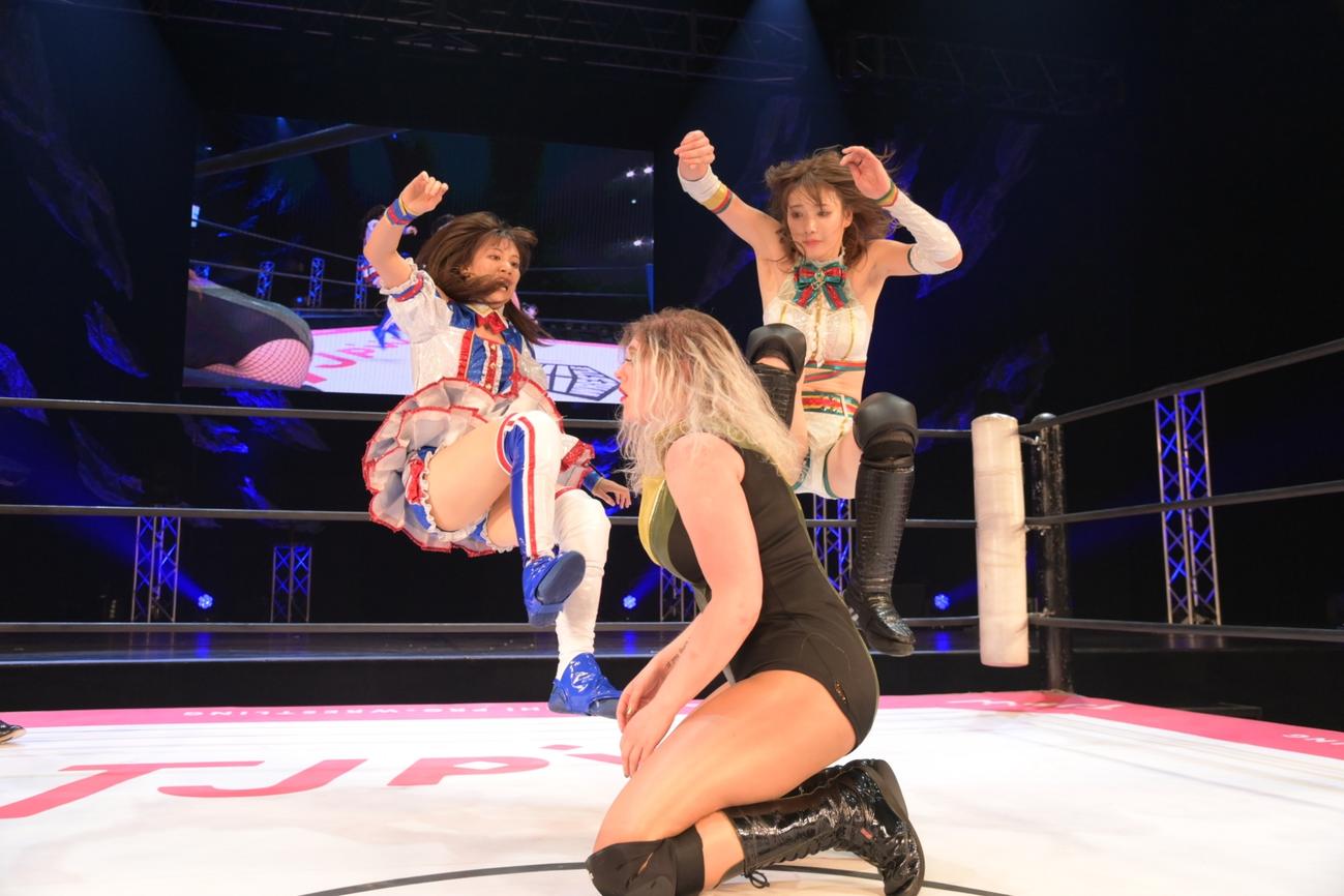 東京女子プロレス「プリンセスタッグ選手権試合」でコンビプレーで攻撃するSKE48荒井優希（左）と赤井沙希組（Ｃ）東京女子プロレス