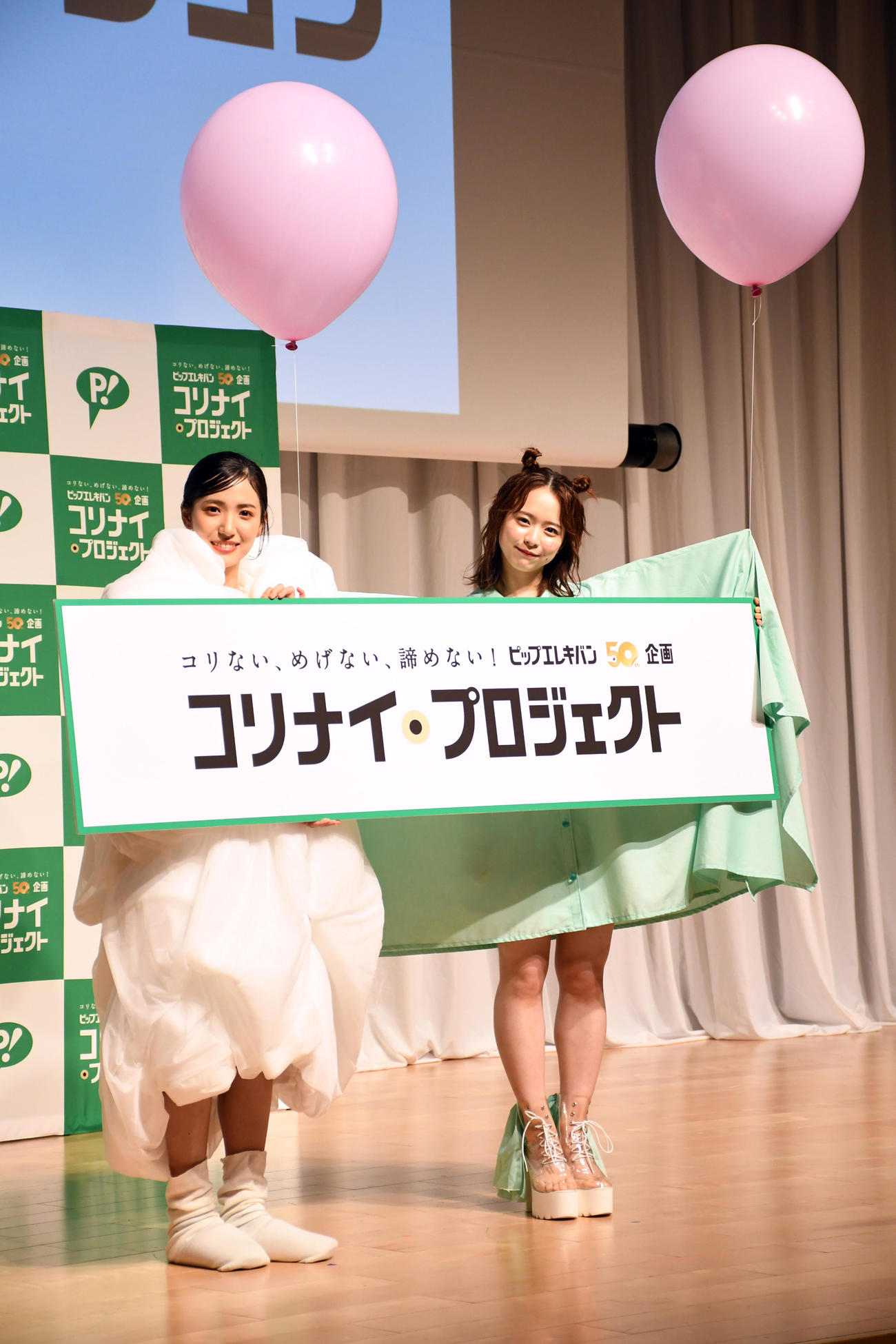 「TOKYOコリナイ・コレクション　Presented by　ピップエレキバン」に登場したAKB48下尾みう（左）と倉野尾成美（撮影・大友陽平）