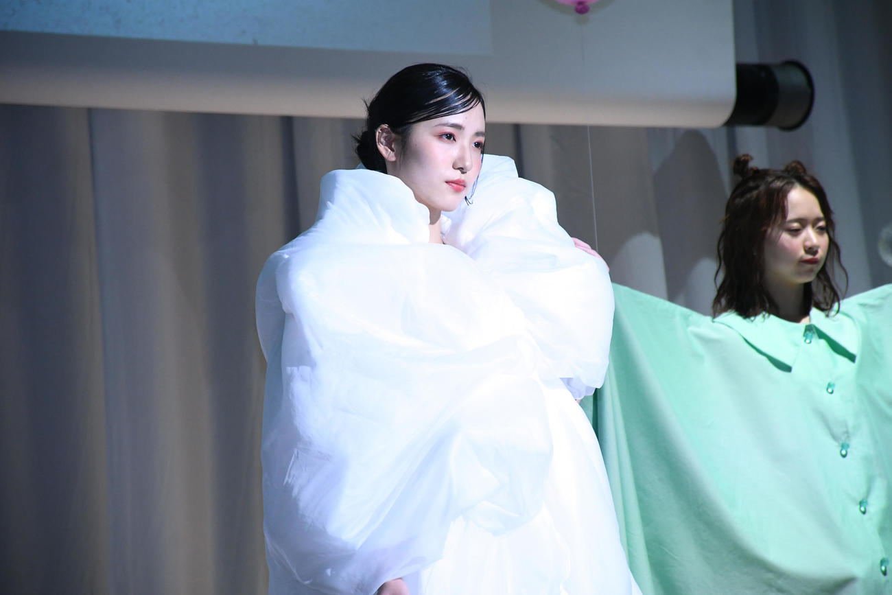 「TOKYOコリナイ・コレクション　Presented by　ピップエレキバン」で独特なデザインの衣装で登場したAKB48下尾みう（撮影・大友陽平）