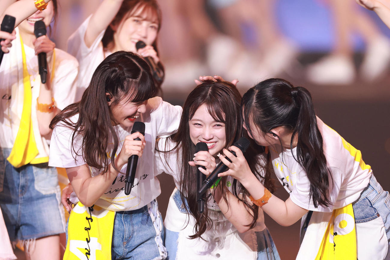 HKT48 11th anniversary LIVE 2022で卒業を発表した矢吹奈子（中央）（撮影・中島郁夫）