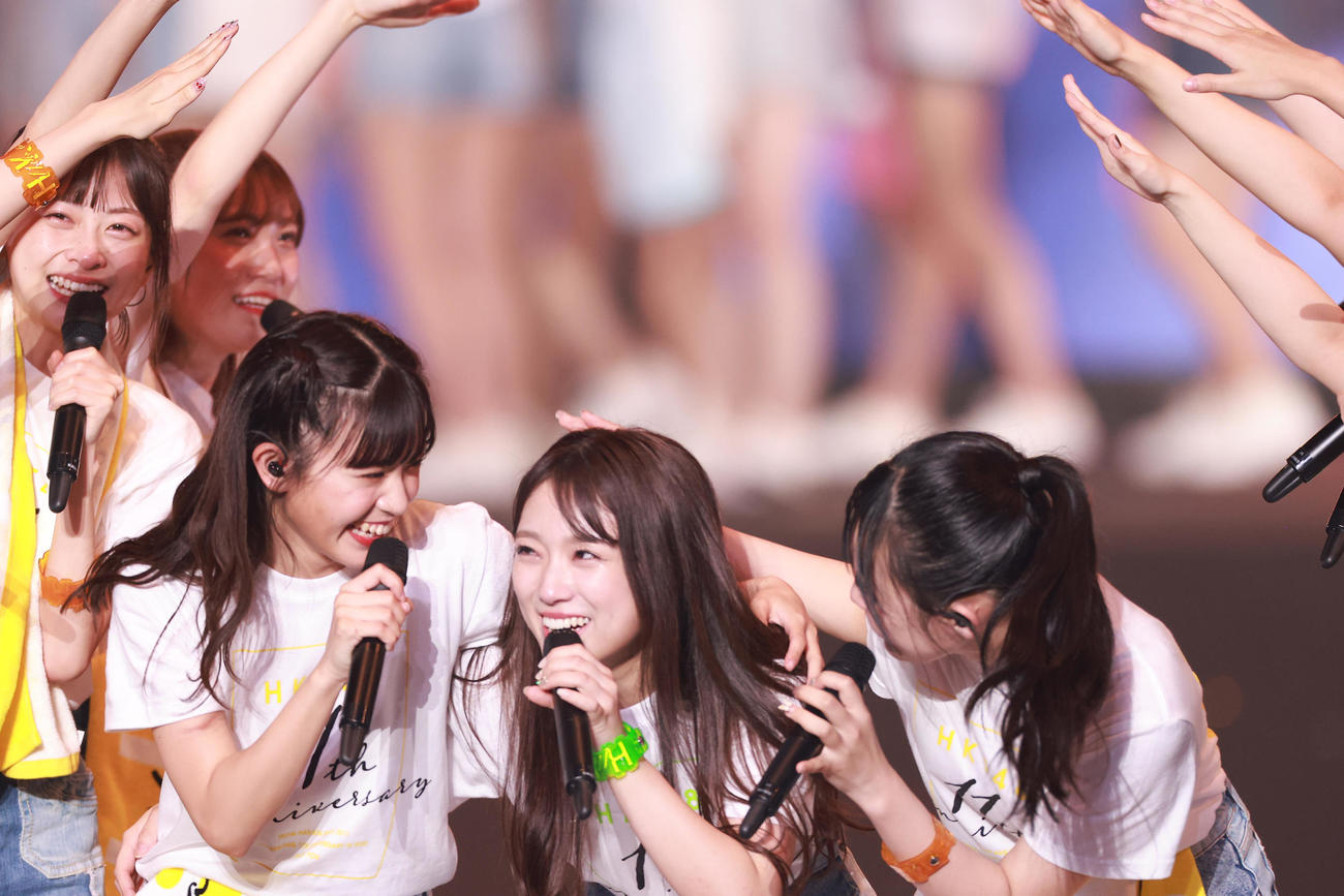 HKT48 11th anniversary LIVE 2022で卒業を発表した矢吹奈子（中央）（撮影・中島郁夫）