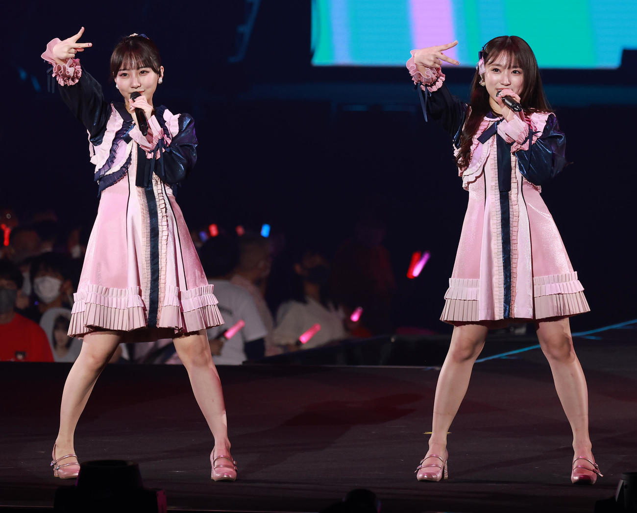 HKT48 11th anniversary LIVE 2022で「生意気リップス」を歌う田中美久（左）と矢吹奈子（撮影・中島郁夫）
